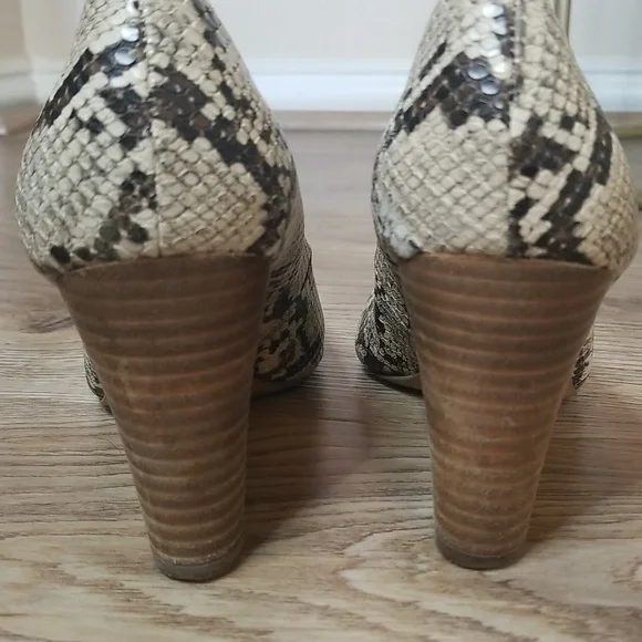 Crown Vintage Snake Skin Closed Toe Heels - Picture 3 of 9